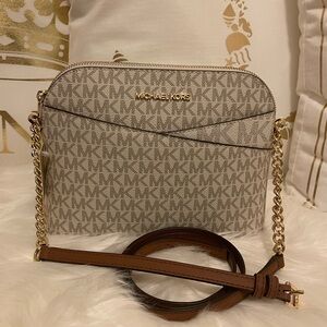 (PRICE IS FIRMED)NWT- MICHEAL KORS JET SET (Vanilla) TRAVEL CROSSBODY BAG